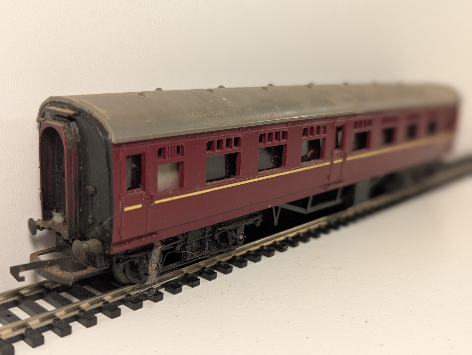Tri-ang OO Gauge BR Mk1 1st class Corridor Composite Coach Maroon