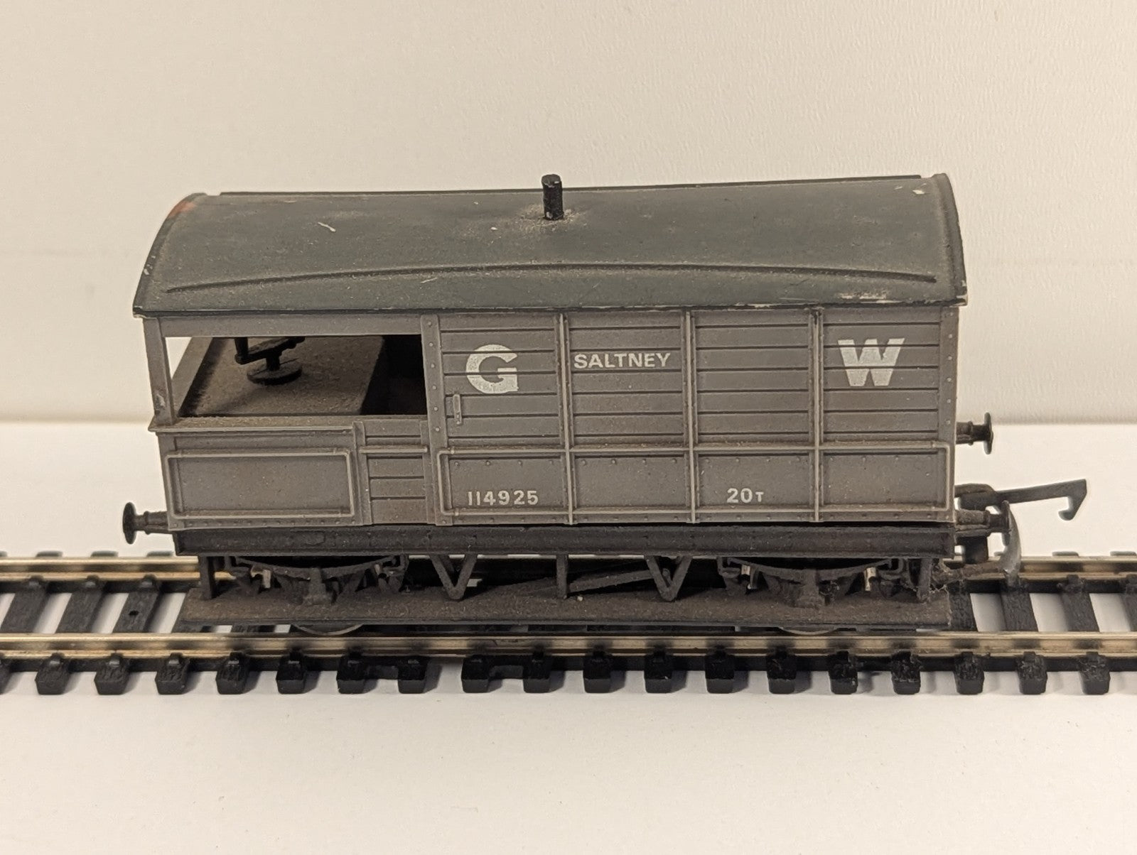 Hornby R107 OO Gauge GWR 20t Toad Brake Van Saltney 114925