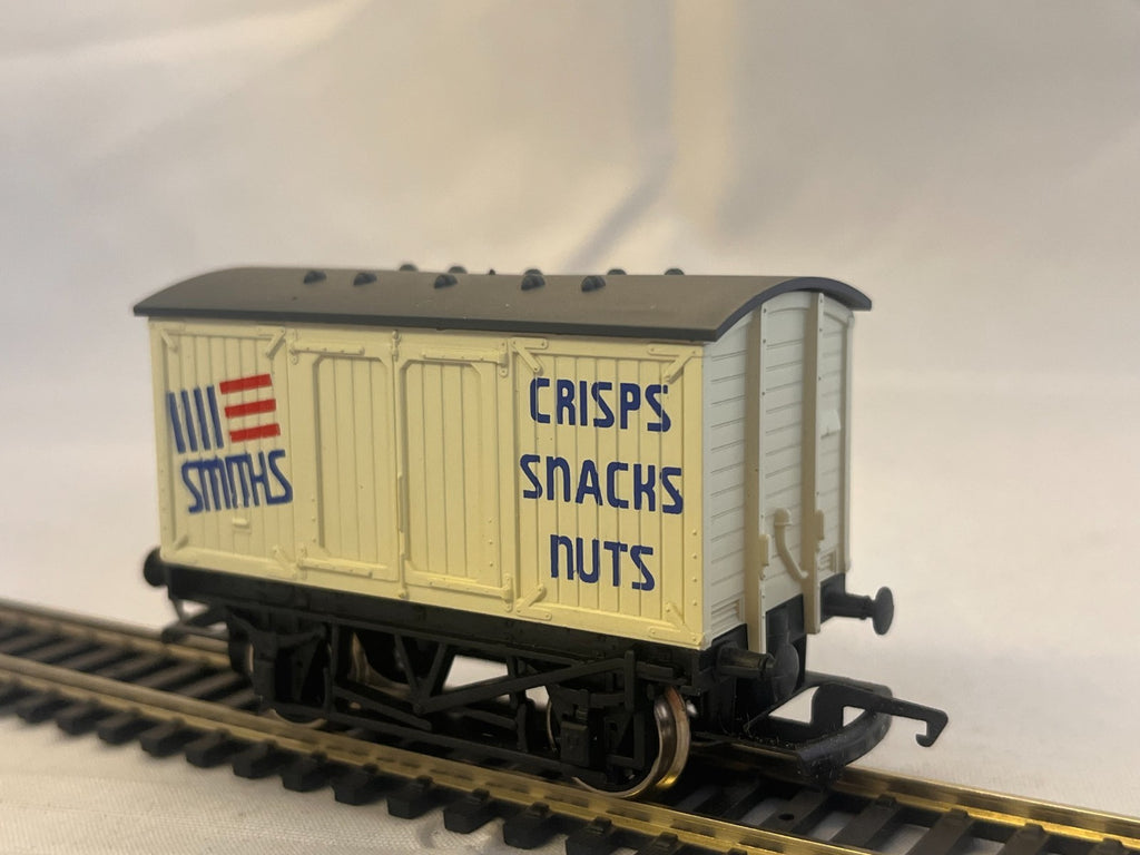 Hornby OO Gauge Smiths Crisps Closed Wagon Boxed