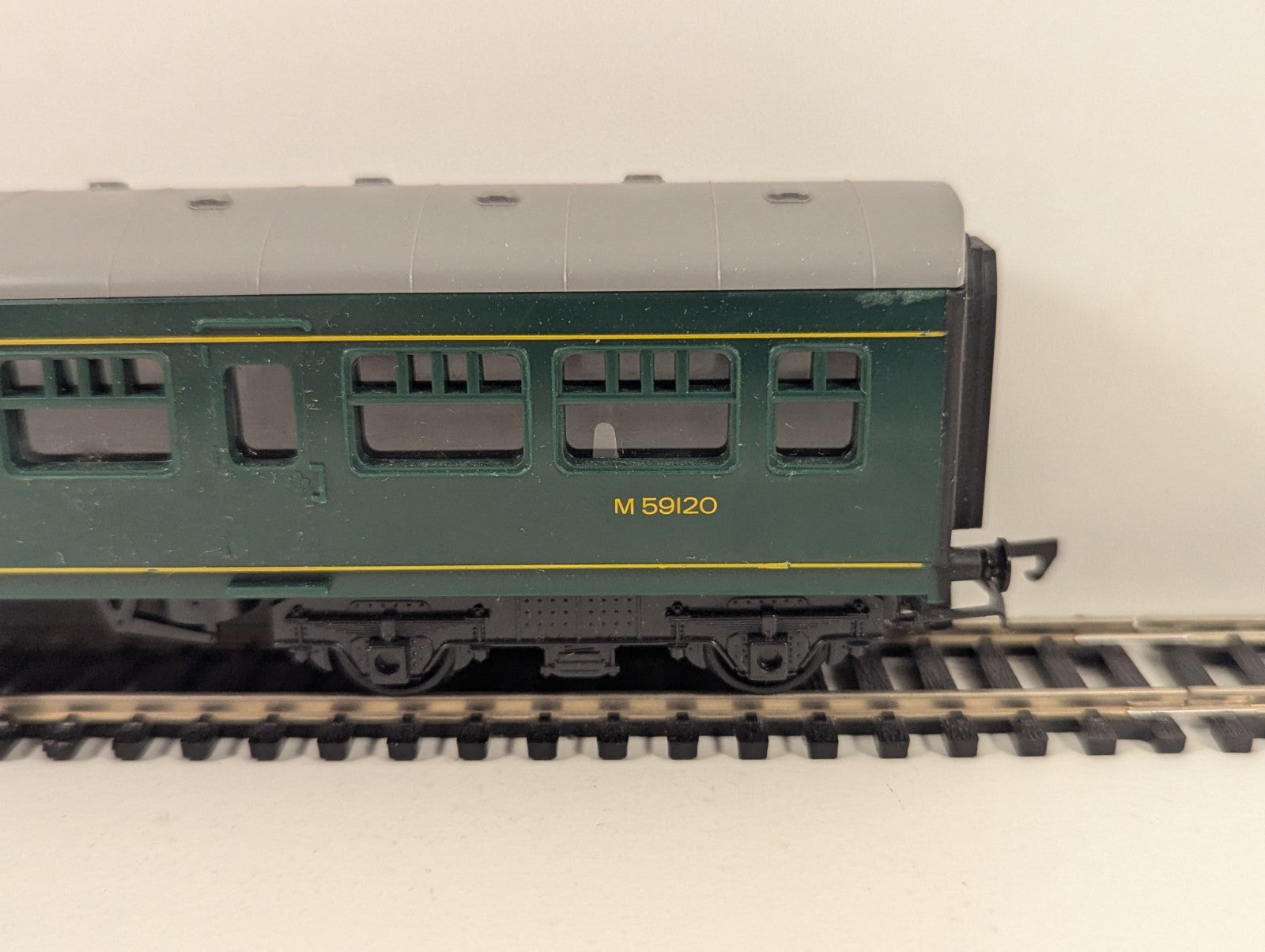 Hornby R334 OO Gauge Class 101 Metro Cammell Centre Coach M59120 – BR Green
