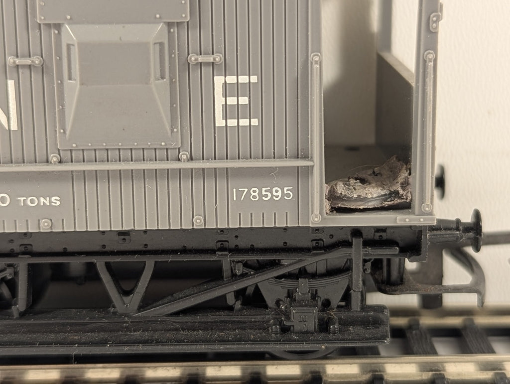 Hornby OO Gauge NE 20 Ton Brake Van 178595 NE Grey R124
