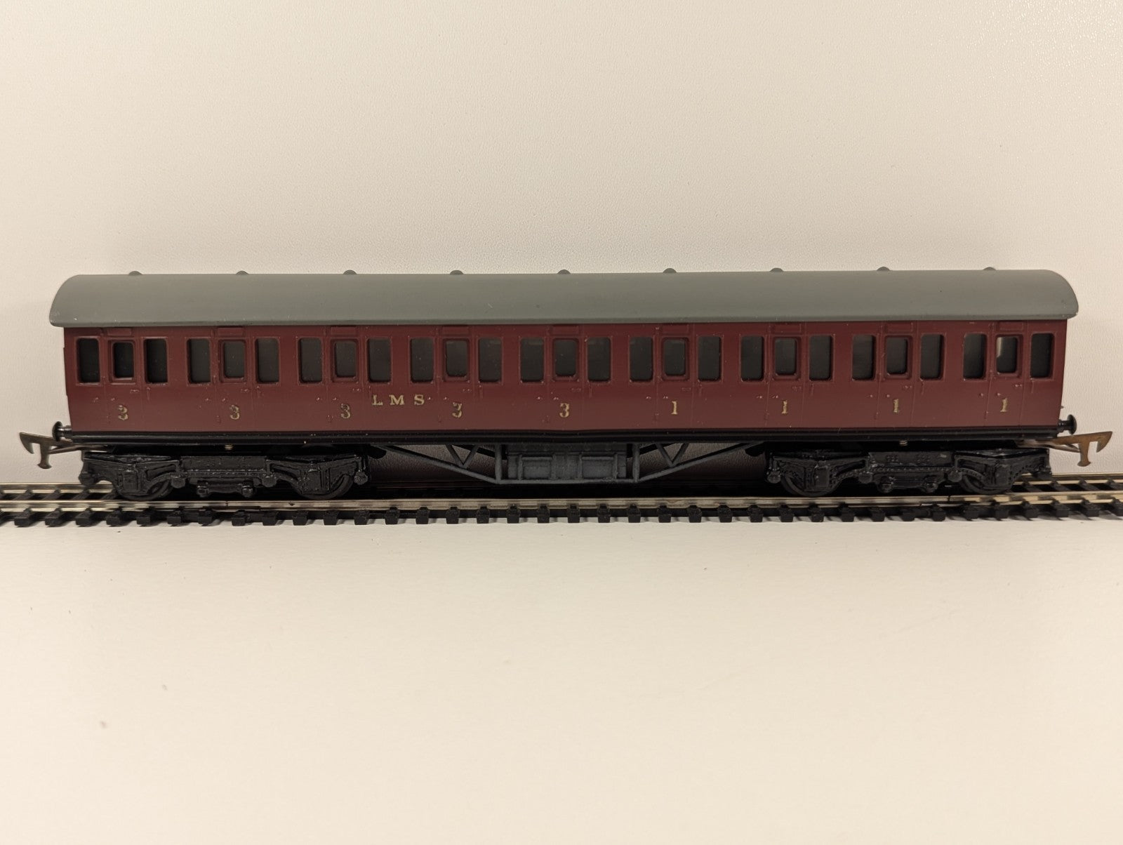 Graham Farish BR Mk1 57ft Suburban Second (S) Coach – BR Crimson