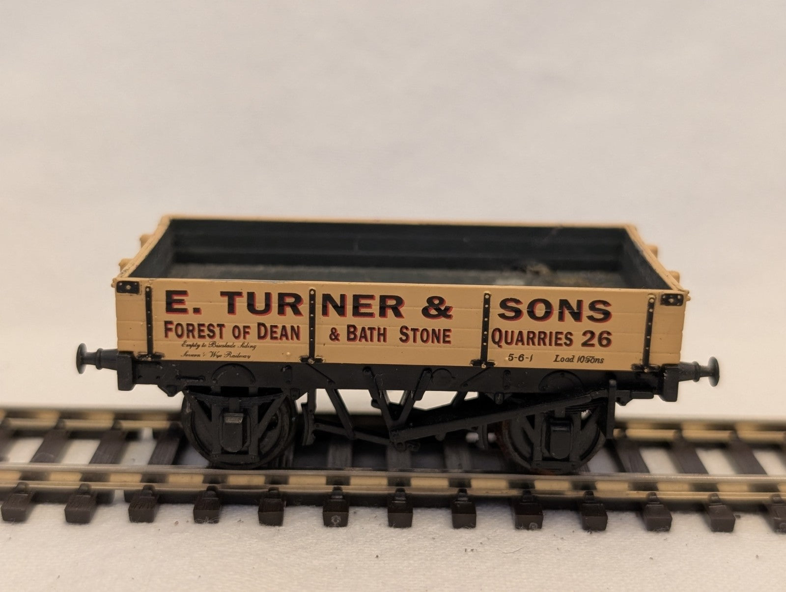 Dapol OO Gauge 4 Plank Wagon E. Turner & Sons Goods Wagon 26