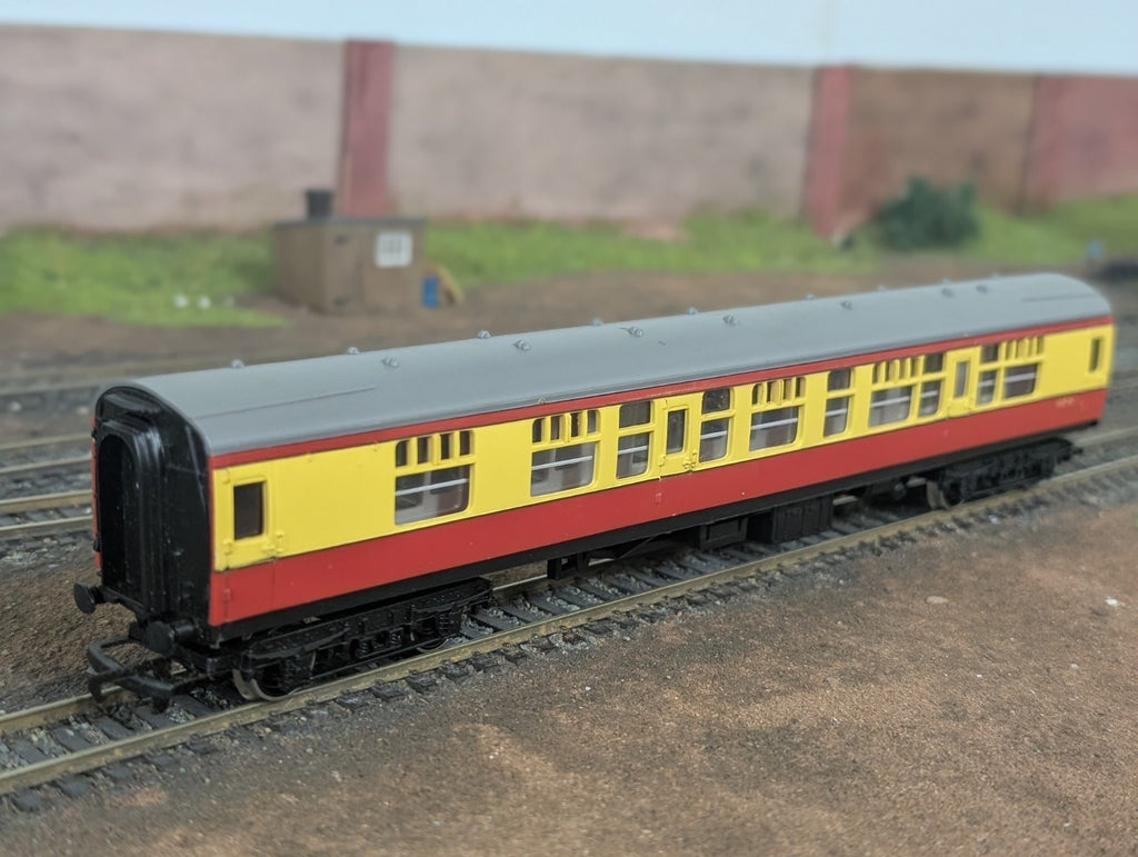Tri-ang R626 OO Gauge BR Mk1 Composite Corridor Coach M15210 Crimson & Cream
