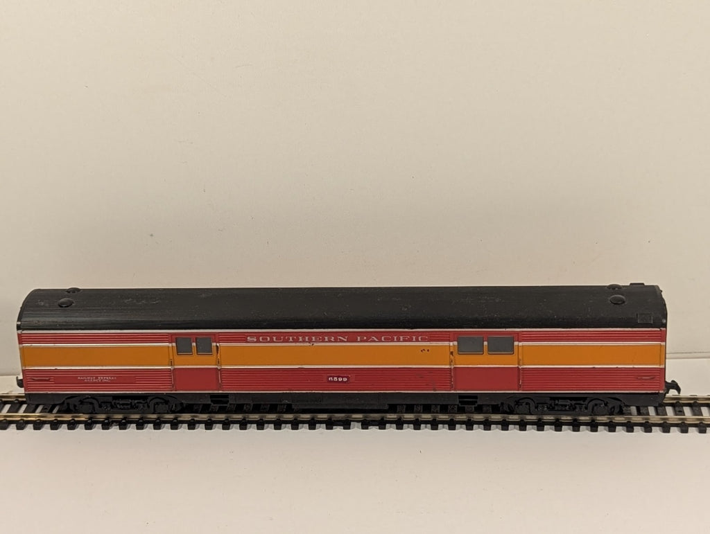 Con-Cor Southern Pacific Daylight Baggage Car 6599 HO Gauge