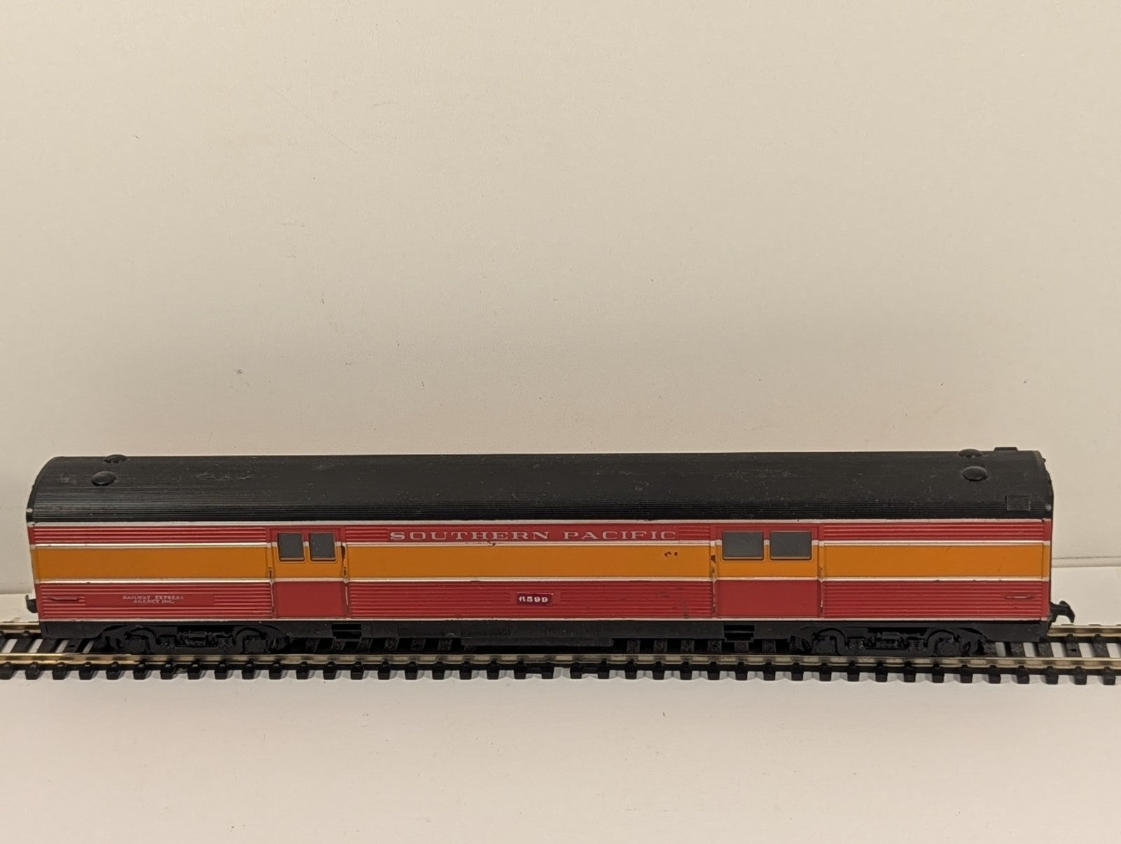 Con-Cor Southern Pacific Daylight Baggage Car 6599 HO Gauge