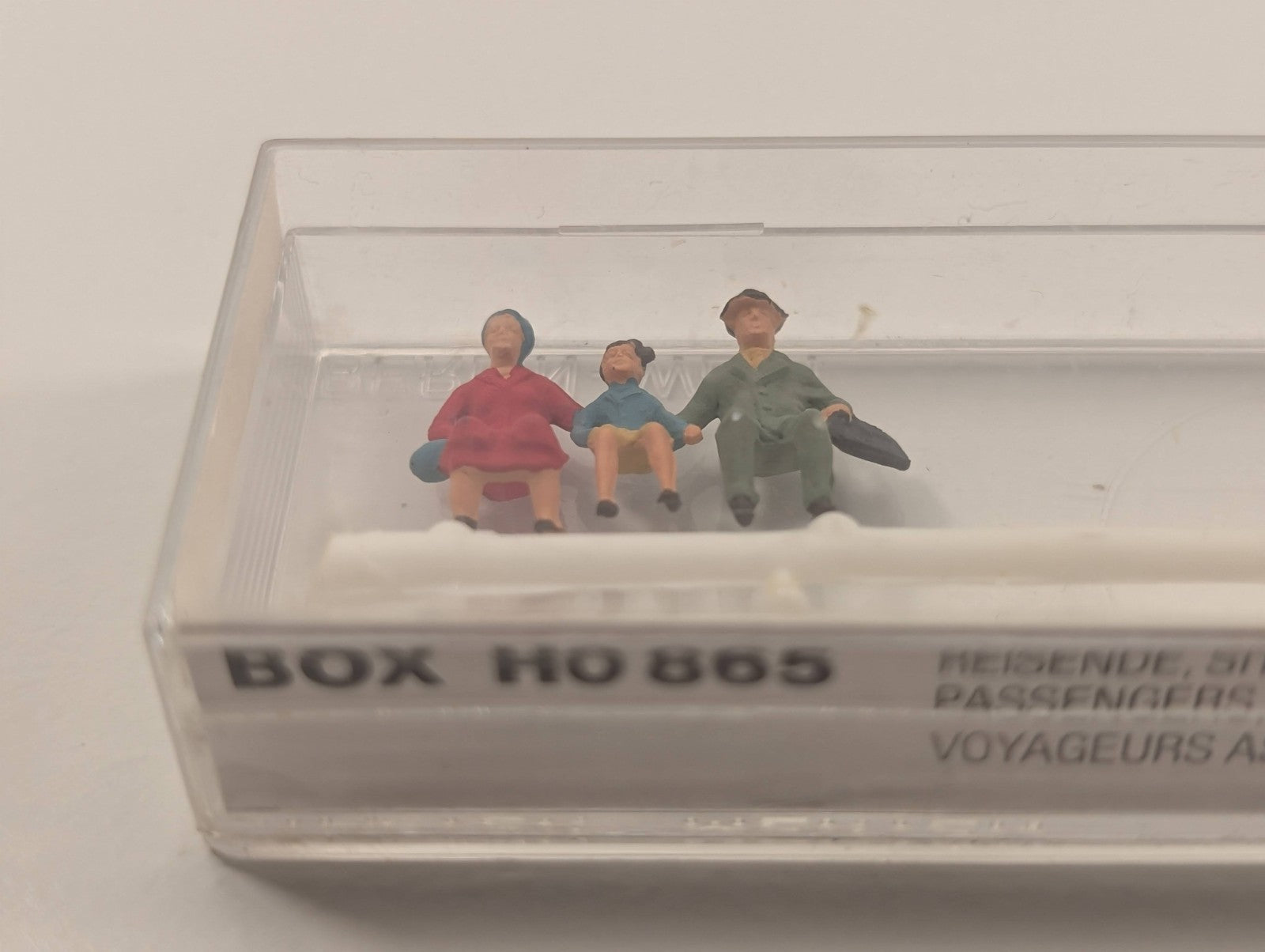 Merten HO Scale Figures – Group of Sitting Passengers (Set No.865)