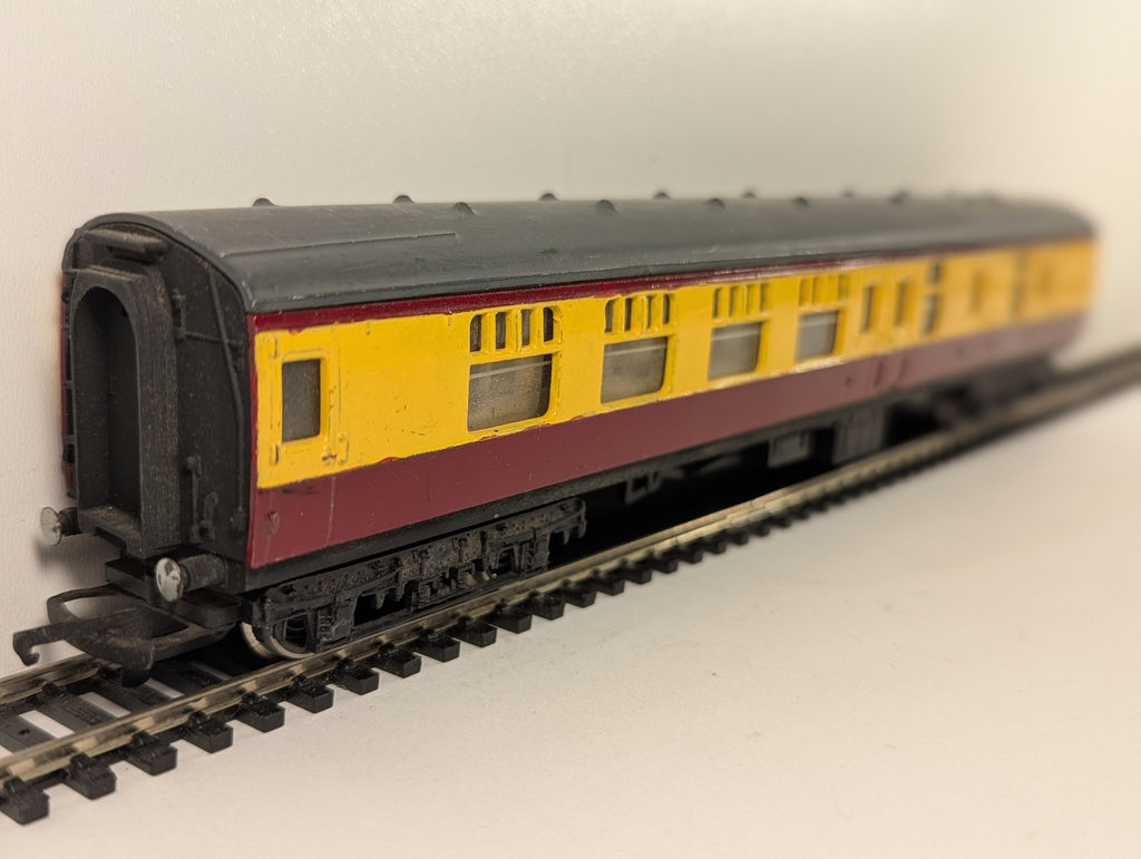 Tri-ang OO Gauge Short Brake Coach Passenger Coach Crimson and Cream (Repainted)