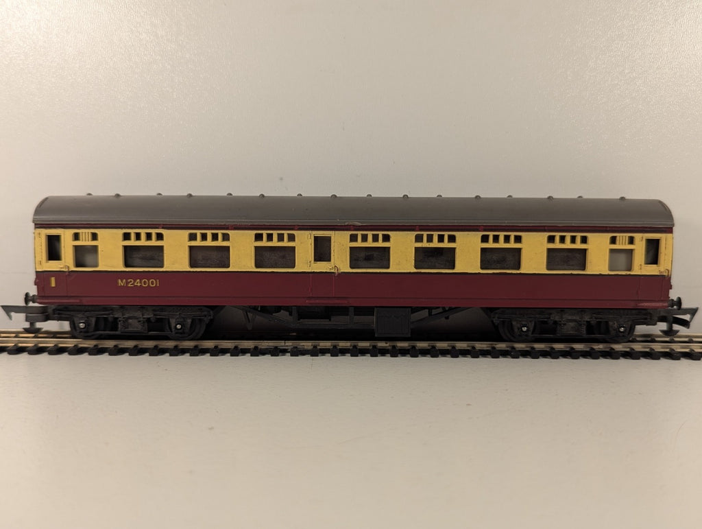 Tri-ang OO Gauge BR Mk1 Composite Coach Passenger Coach M24001
