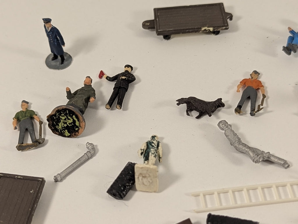 Various OO Gauge Figures