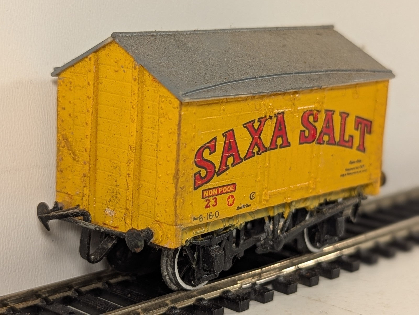 Kitbuilt OO Gauge 6-Plank Pitched Roof Salt Wagon 23 Saxa Salt yellow
