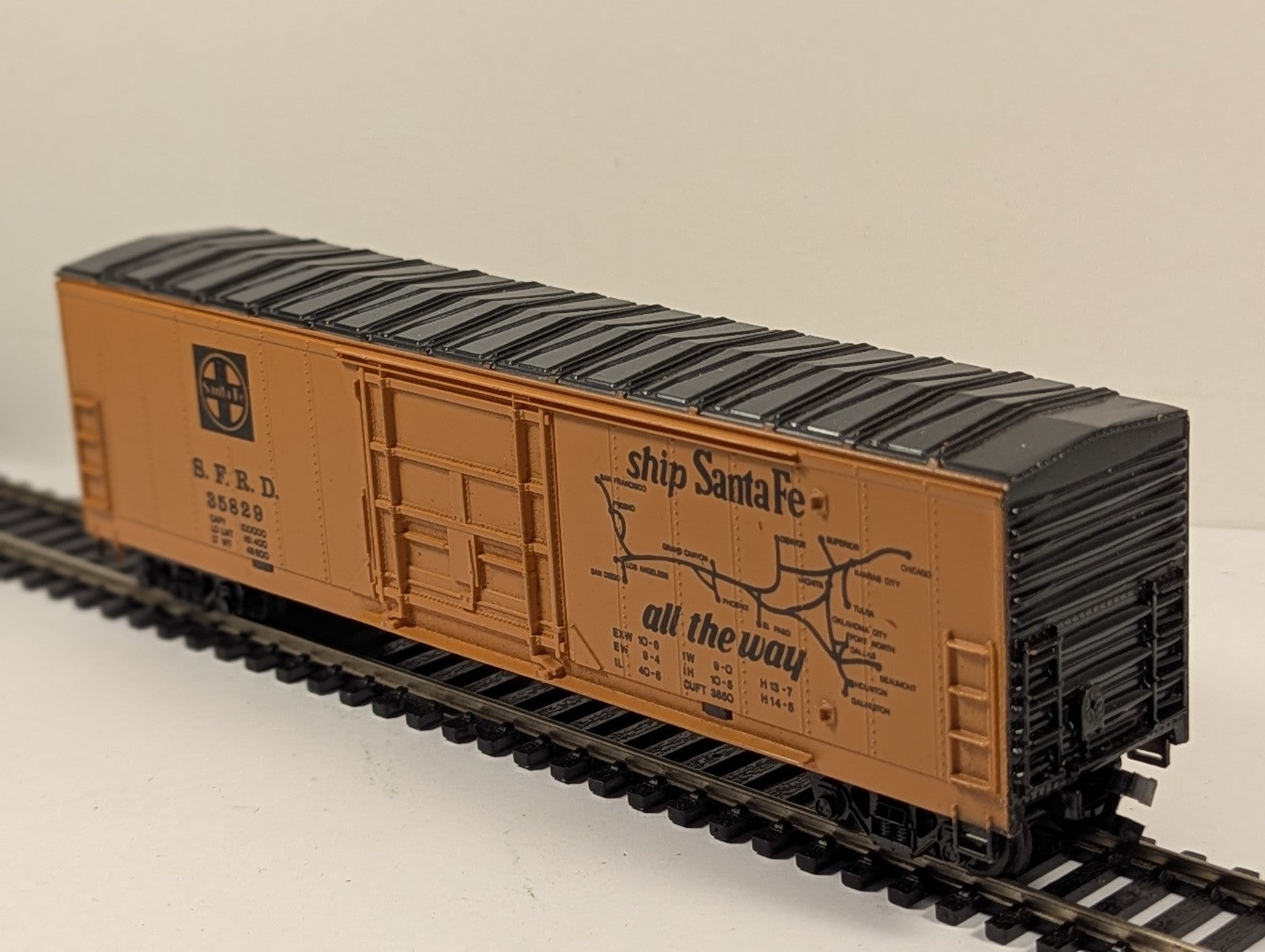 HO Gauge Santa Fe SFRD Orange Box Car - Broken Coupler