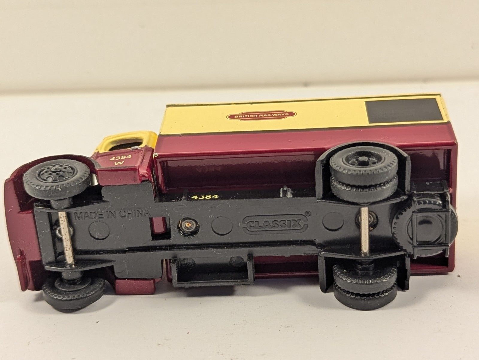 Classix OO Gauge Morris Commercial Y-Type Box Van Die-cast Model