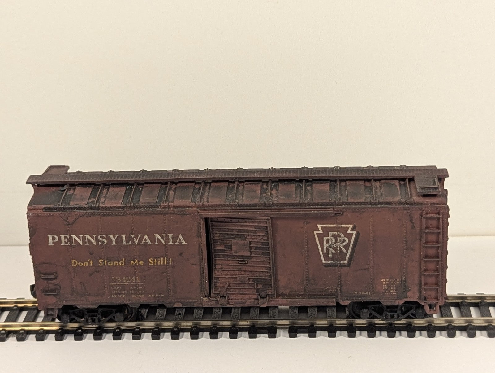 Walthers Mainline 2261 HO Gauge PRR 40ft AAR Boxcar – Weathered Faults