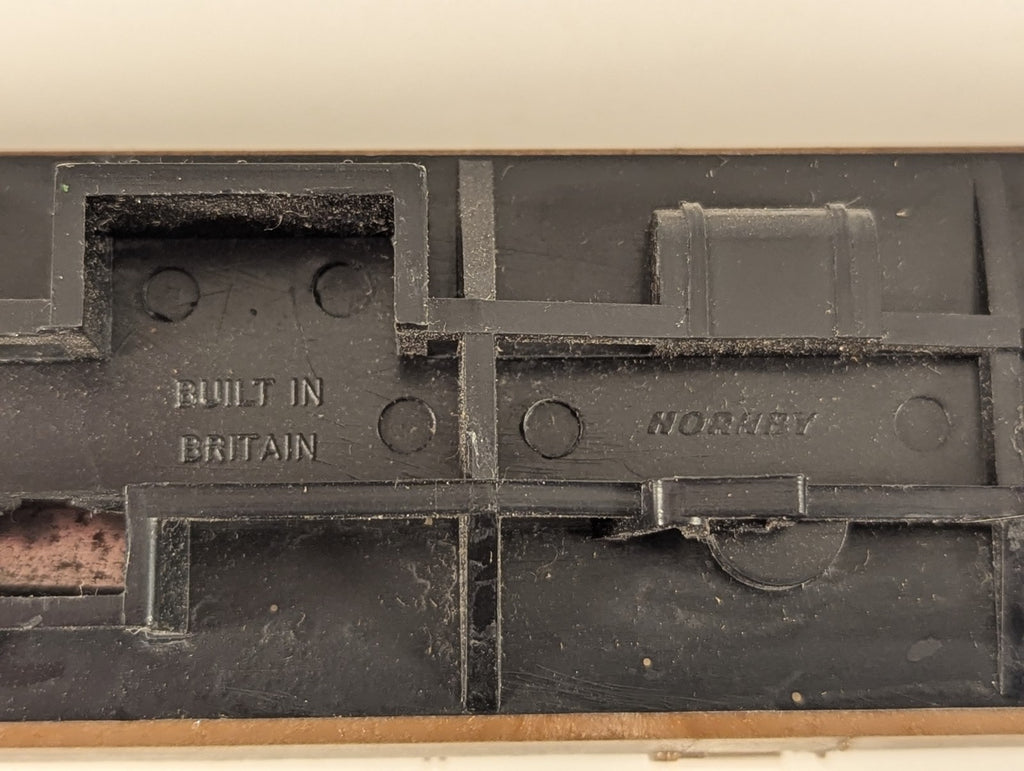 Hornby OO Gauge LNER Corridor Full Third Coach