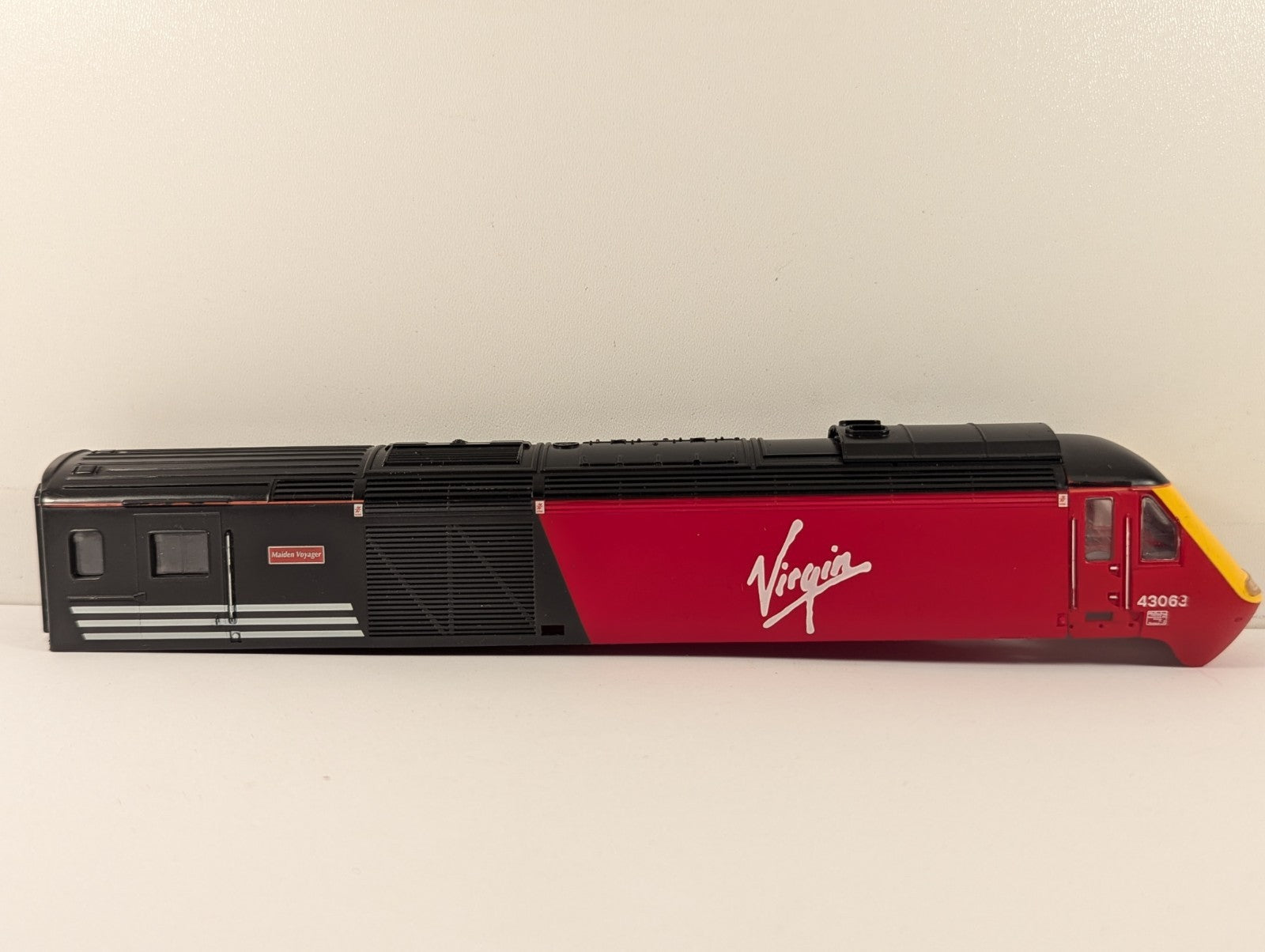 Hornby R2045 OO Gauge Class 43 HST Power Car Body Shell Virgin Livery