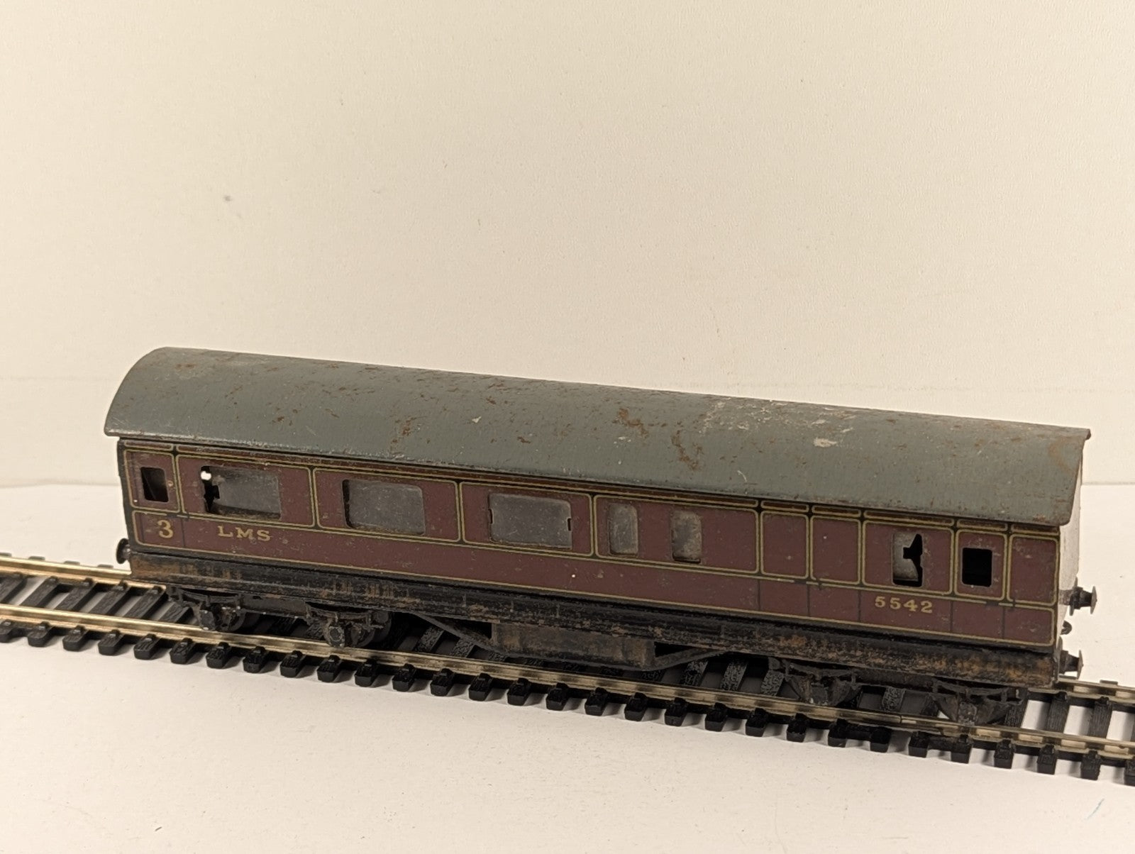 Trix Express TTR HO Gauge LMS Passenger Coach - Missing Couplings