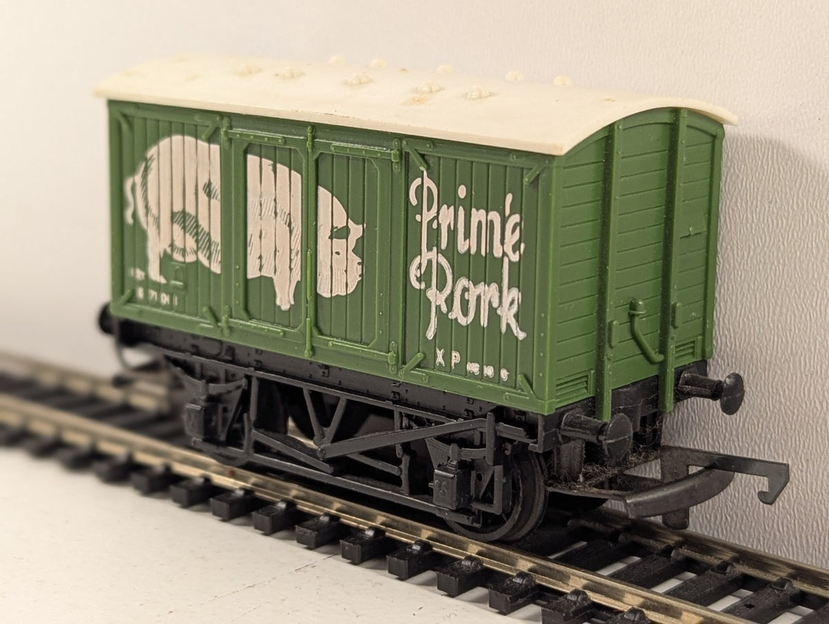 Hornby OO Gauge R216 Prime Pork Closed Van