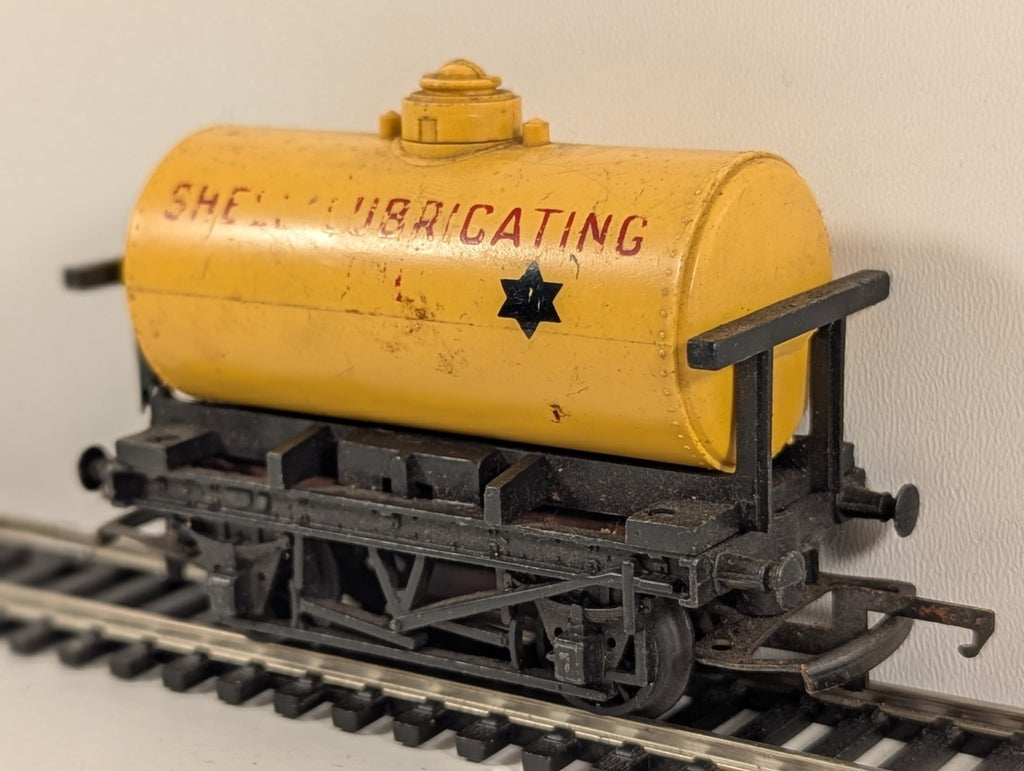 Tri-ang R211 Shell Lubricating Oil Tank Wagon – OO Gauge