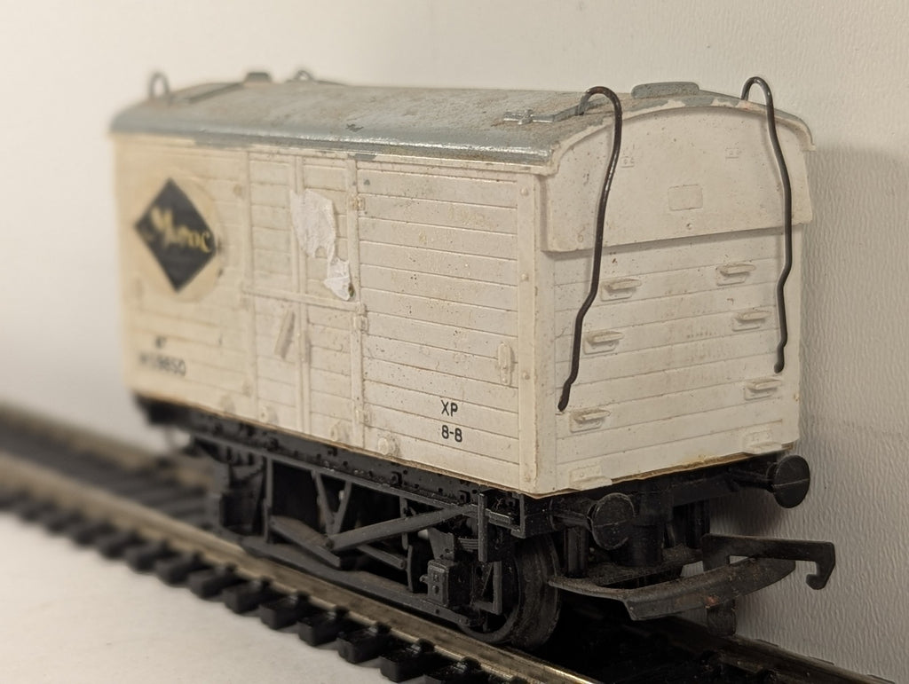 Hornby OO Gauge Banana Van Goods Wagon W59850 BR White (Customised)