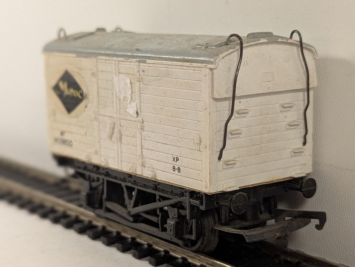 Hornby OO Gauge Banana Van Goods Wagon W59850 BR White (Customised)