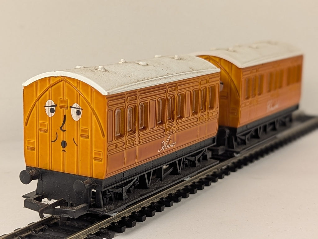 Hornby OO Gauge Annie and Clarabel Coaches Orange R110 / R112
