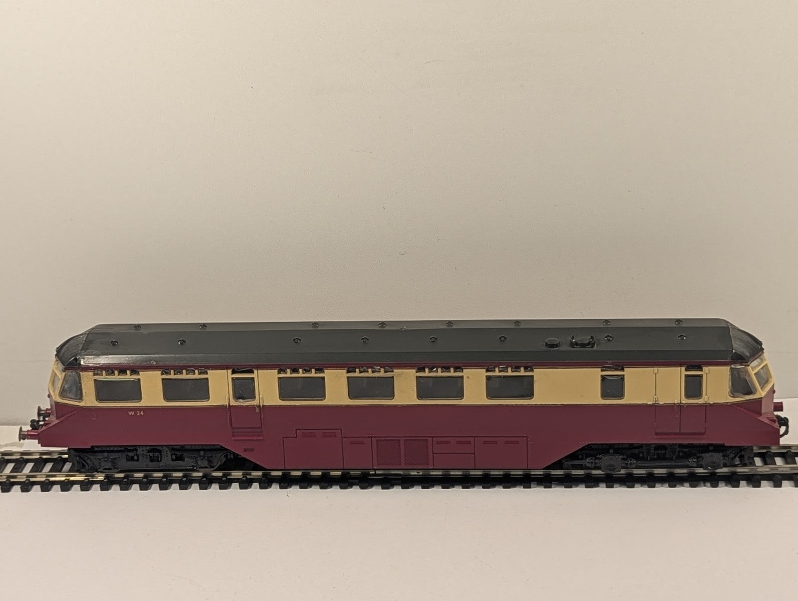 Lima L205133 OO Gauge GWR Railcar W22 in BR Crimson & Cream - Missing Buffers