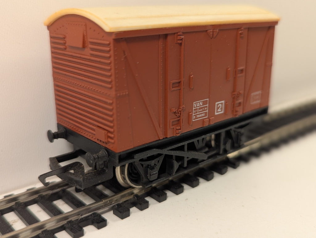 Hornby R.242 BR Ventilated Van OO Gauge