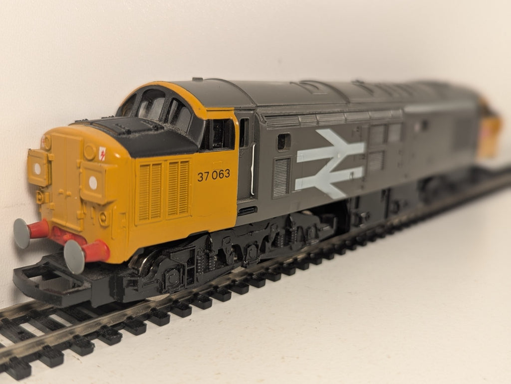 Hornby OO Gauge Class 37 Locomotive 37063 BR Railfreight Grey R075
