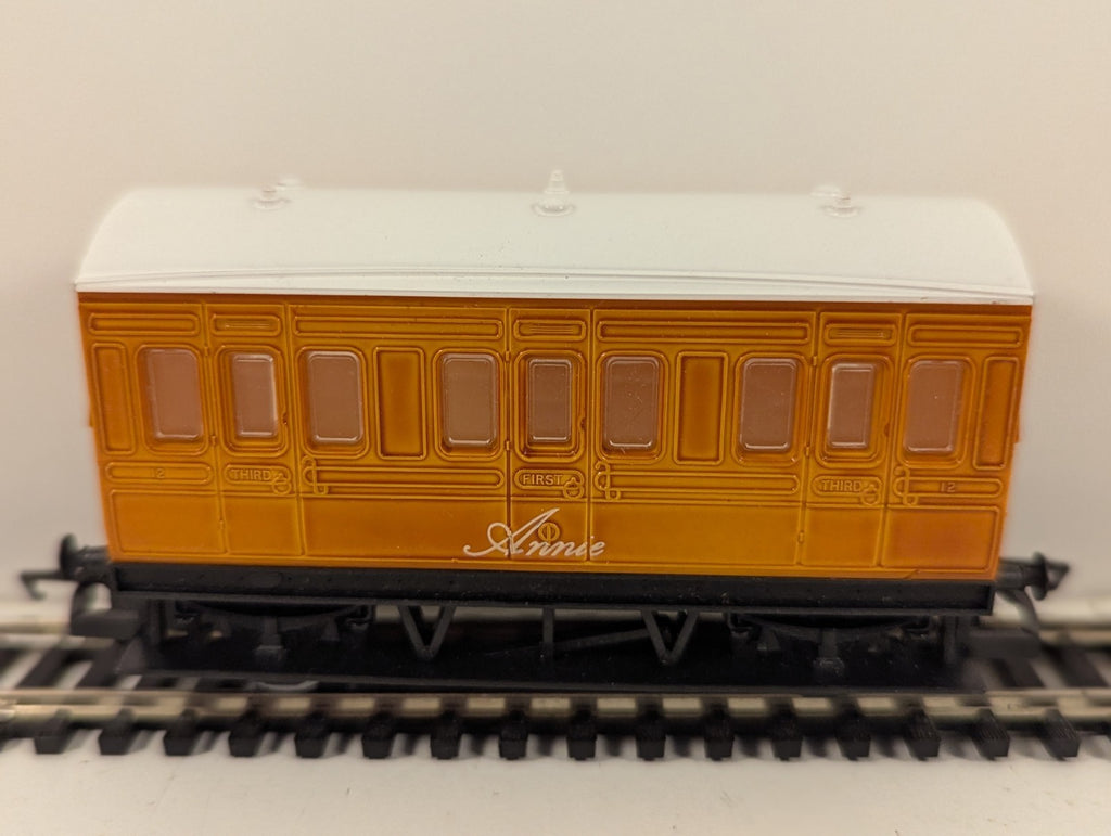 Hornby R110 OO Gauge Thomas & Friends Annie Coach
