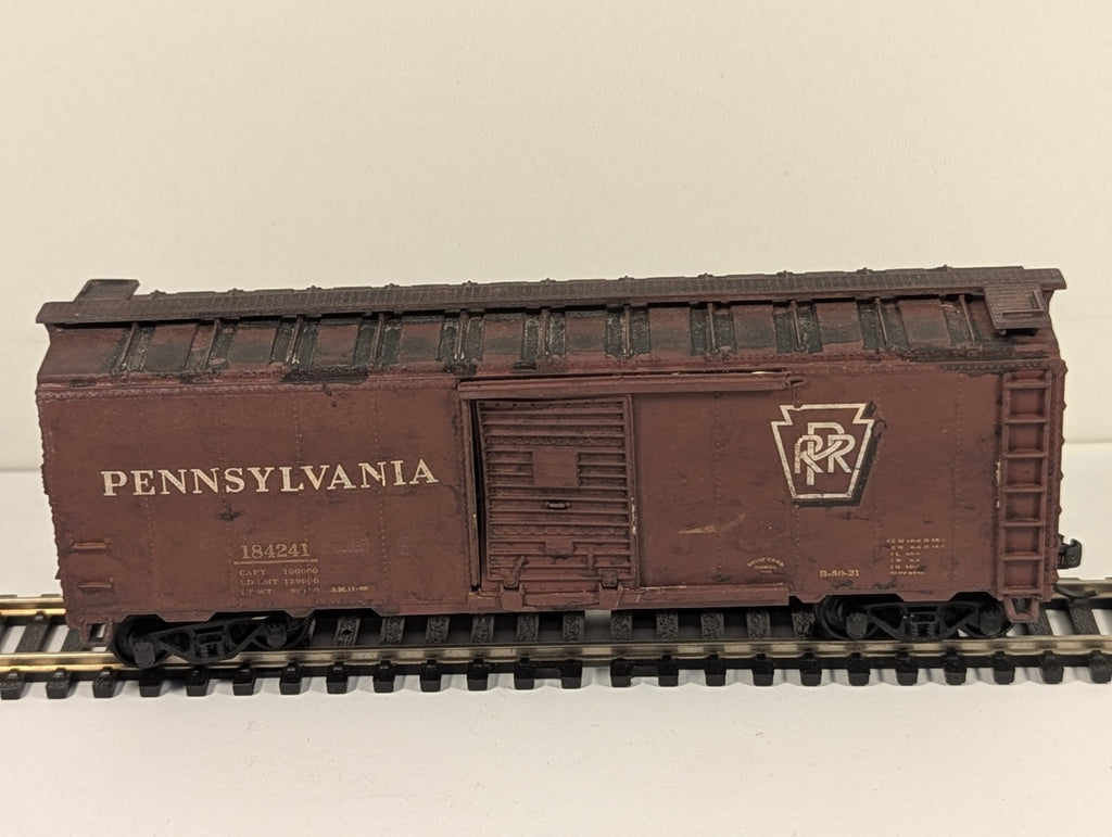 Walthers Mainline 2261 HO Gauge PRR 40ft AAR Boxcar – Weathered Faults