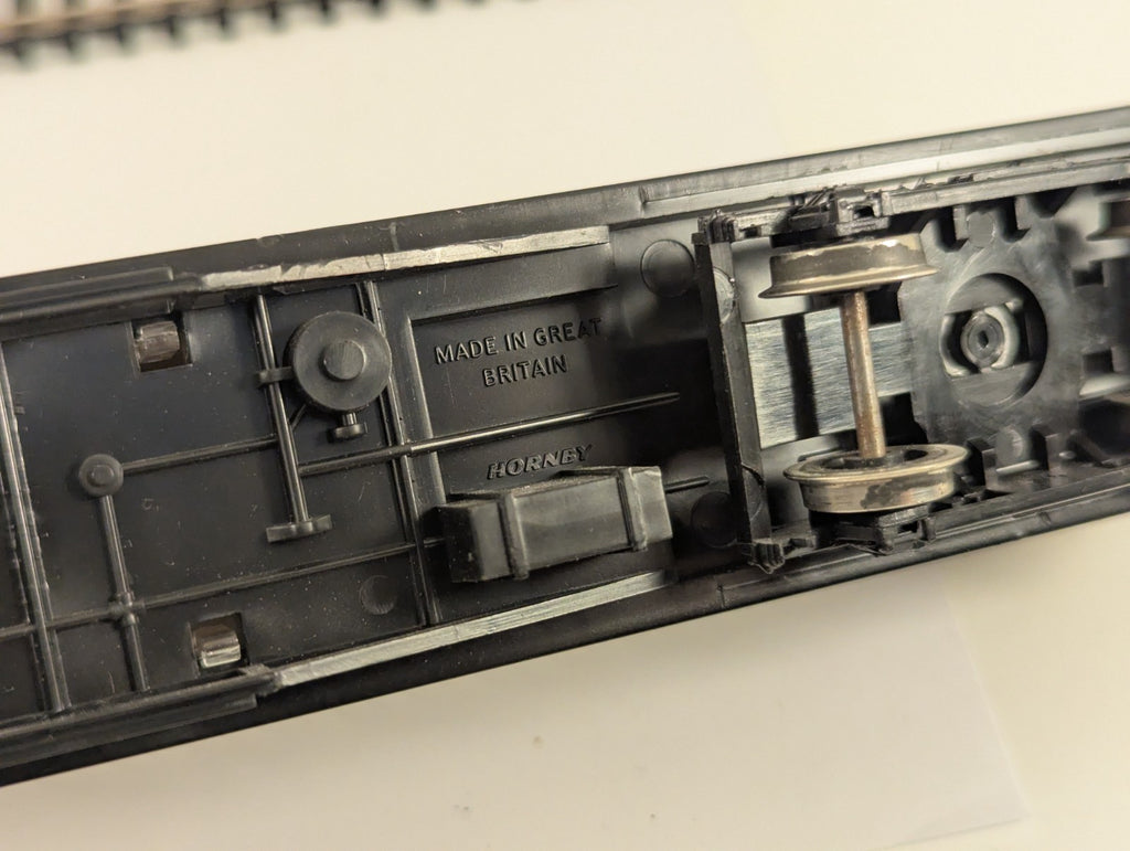Hornby R4332 RailRoad OO Gauge LNER Teak Composite Coach