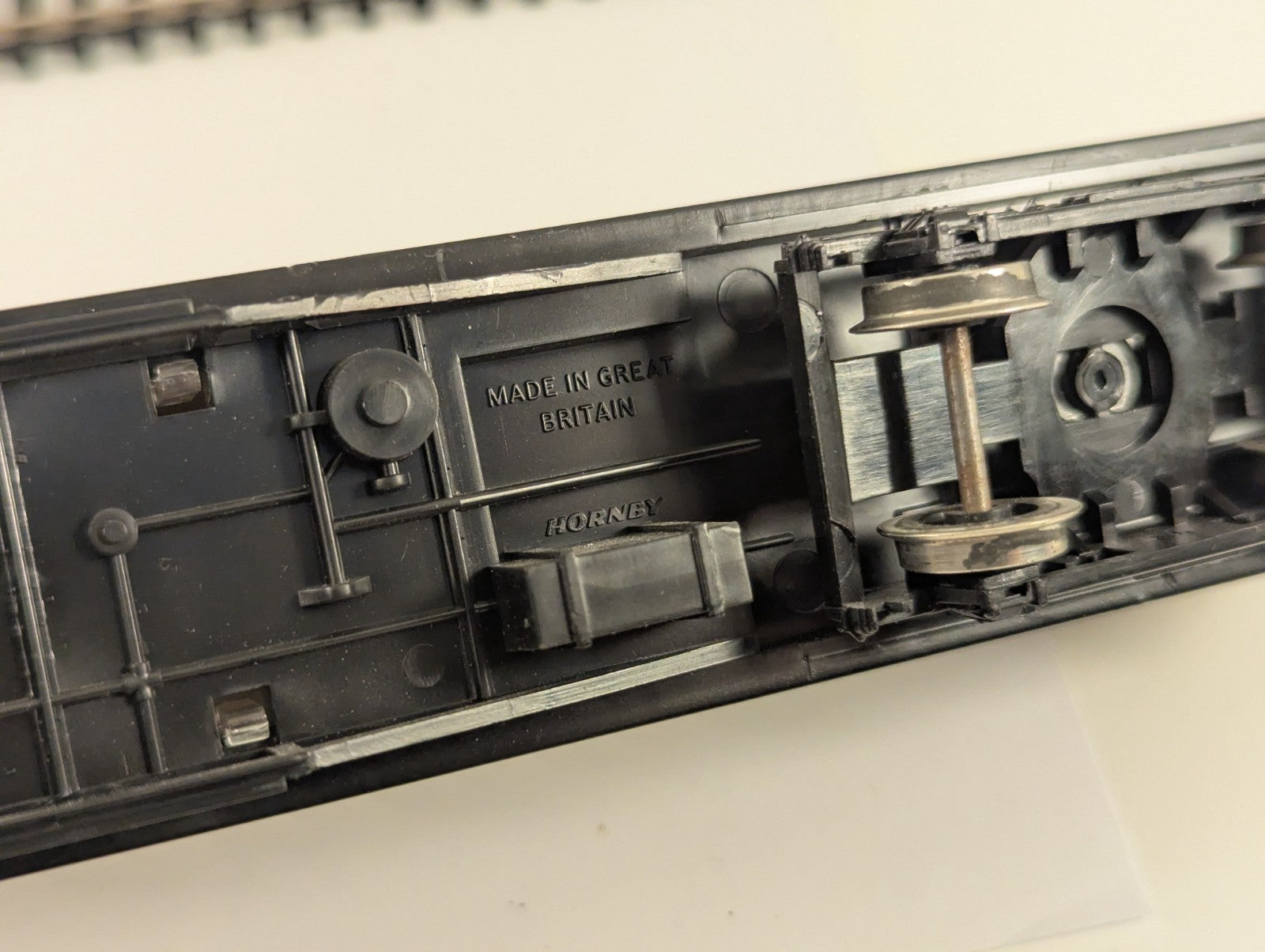 Hornby R4332 RailRoad OO Gauge LNER Teak Composite Coach
