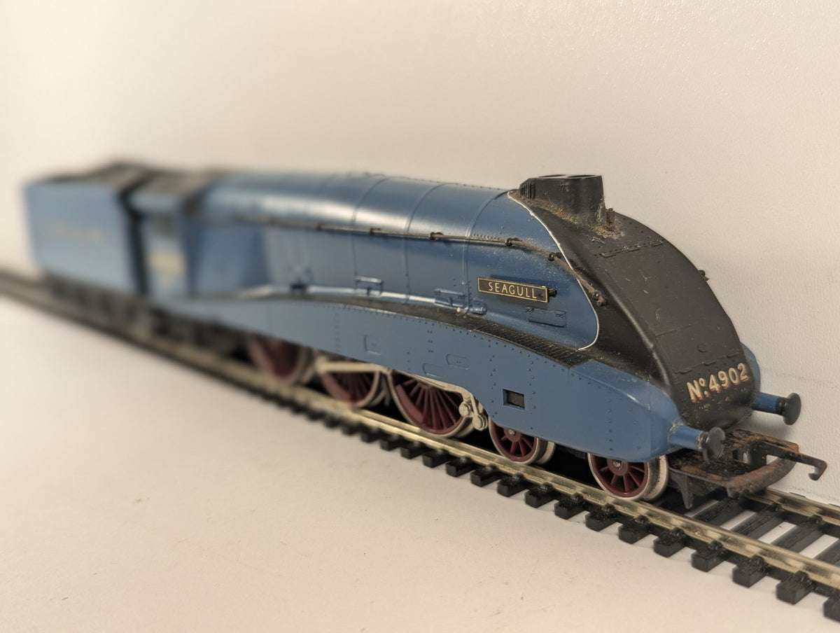 Hornby OO Gauge Class A4 'Seagull' Steam Locomotive 4902 LNER Garter Blue R372
