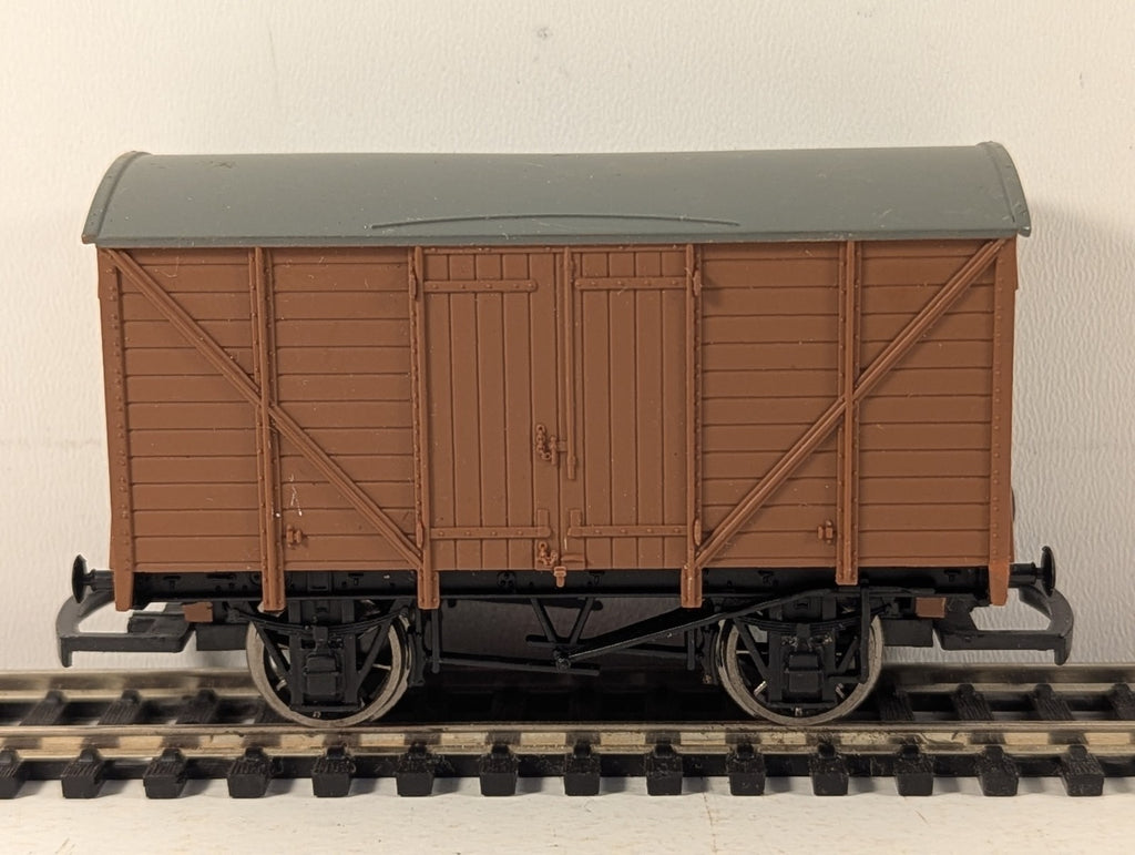 Hornby OO Gauge 12 Ton Ventilated Van Unbranded Brown