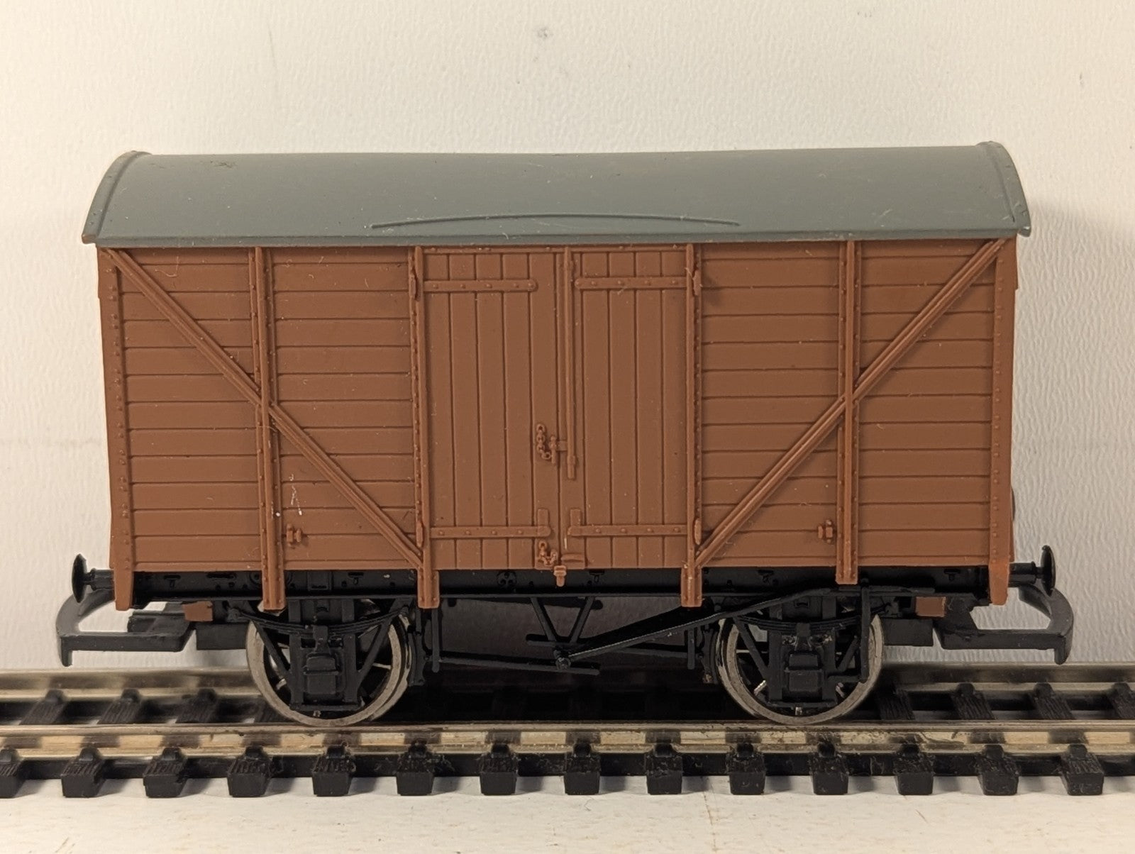 Hornby OO Gauge 12 Ton Ventilated Van Unbranded Brown