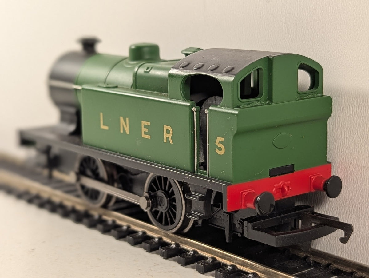 Hornby OO Gauge LNER Industrial 0-4-0 Locomotive 5 LNER Green R2671