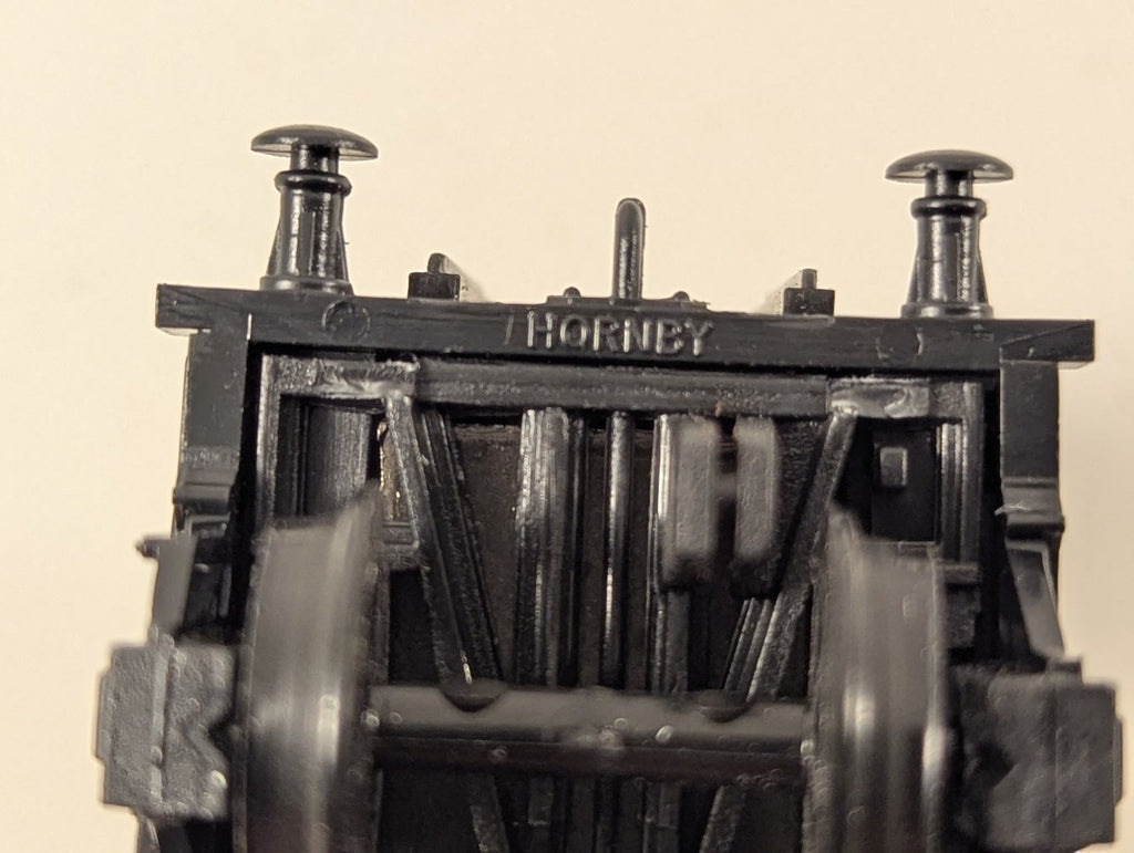 Hornby R713 OO Gauge White Esso Tanker Missing Coupler