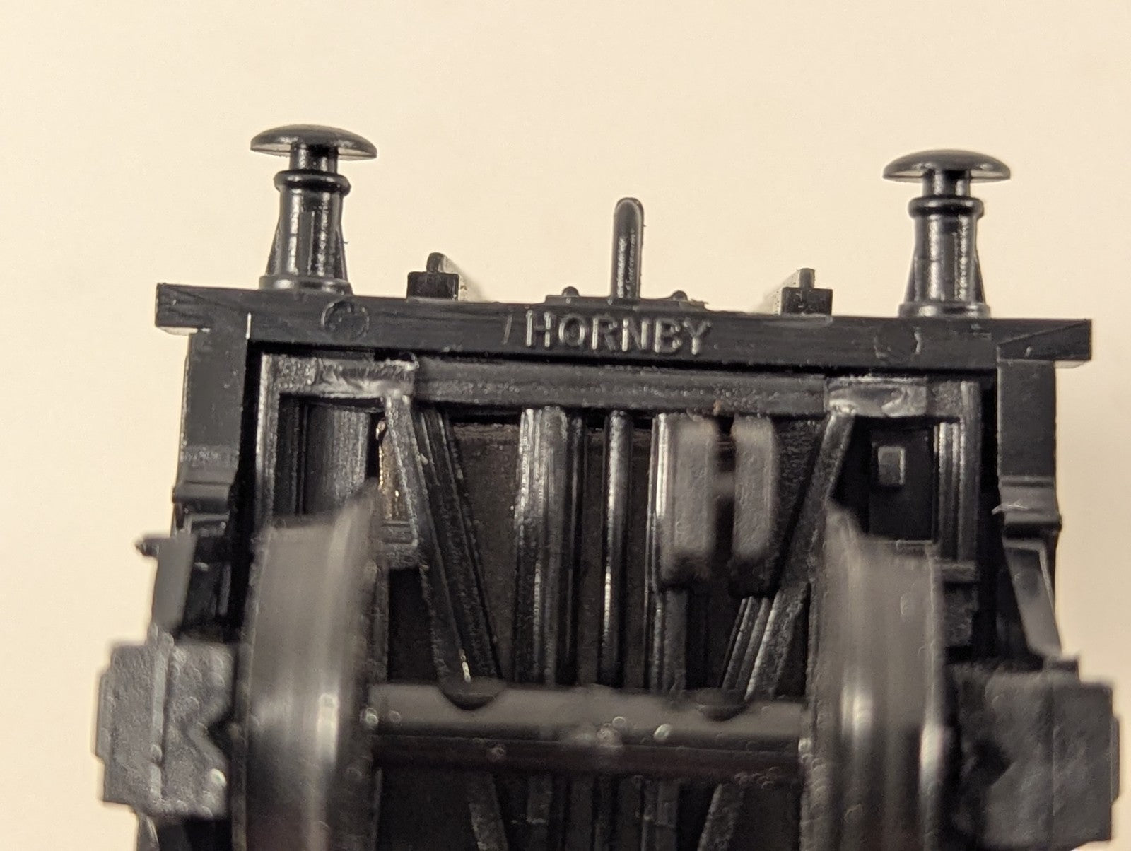 Hornby R713 OO Gauge White Esso Tanker Missing Coupler