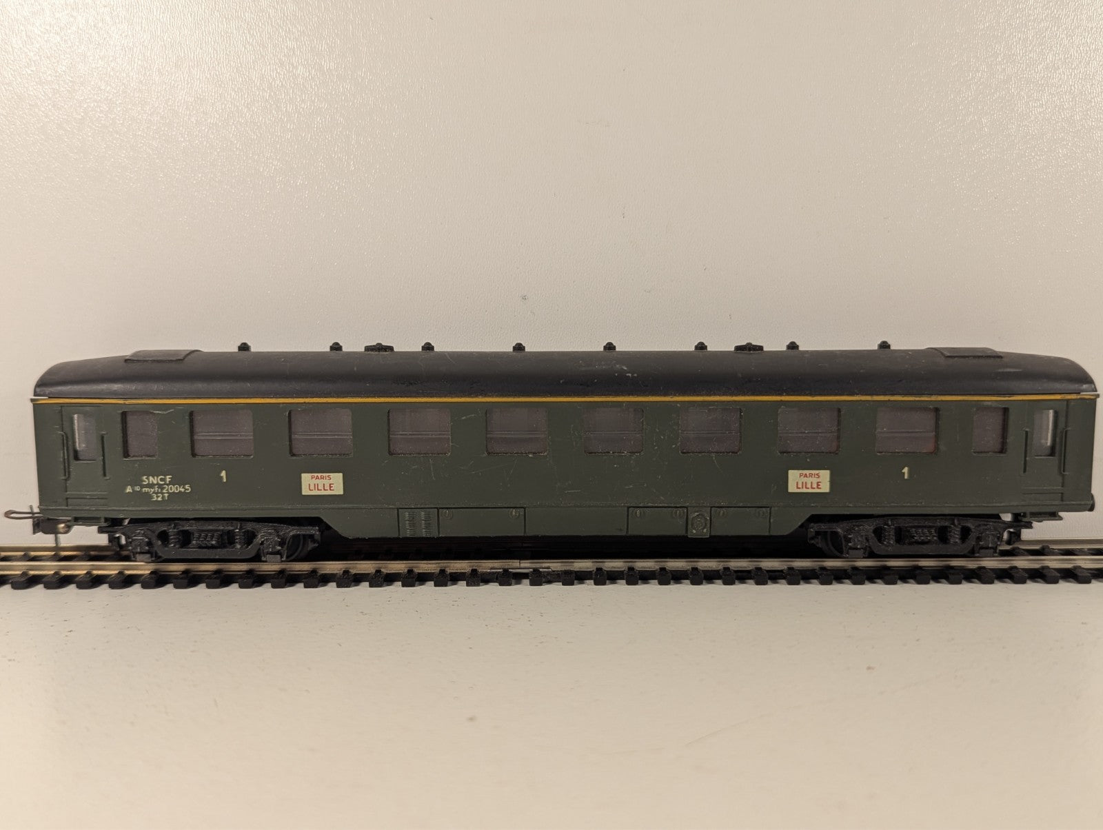 Hornby-Acho SNCF 1st Class Passenger Coach Green HO Gauge - Missing Coupler