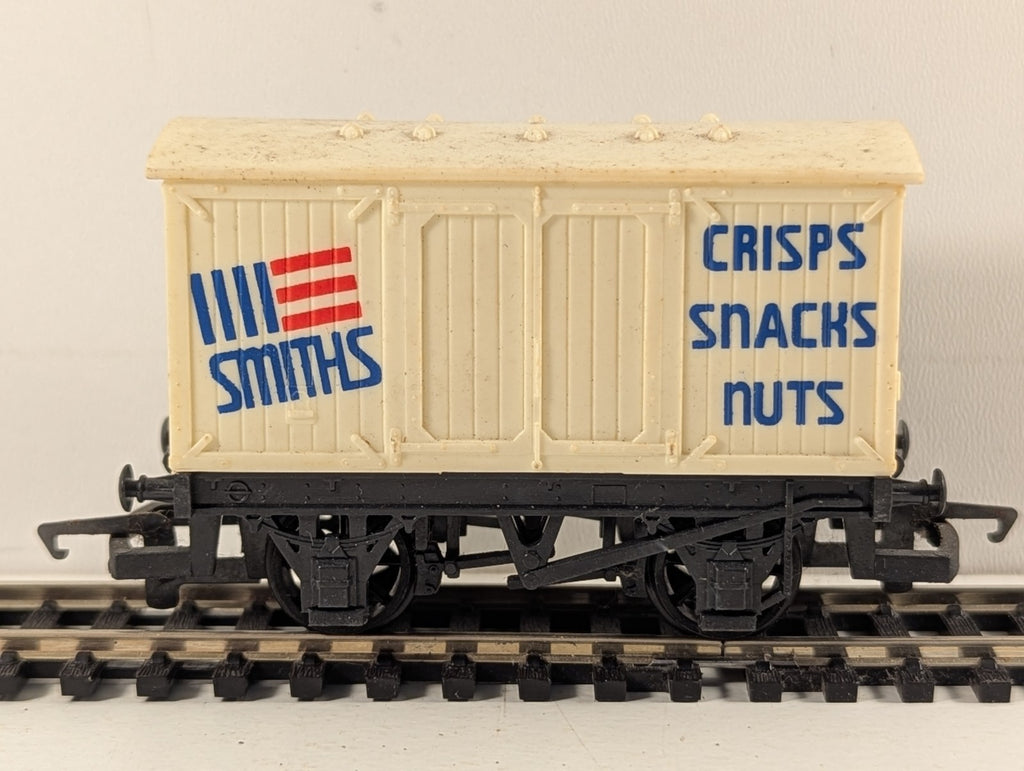 Hornby OO Gauge Smiths Crisps Ventilated Van Goods Wagon R013
