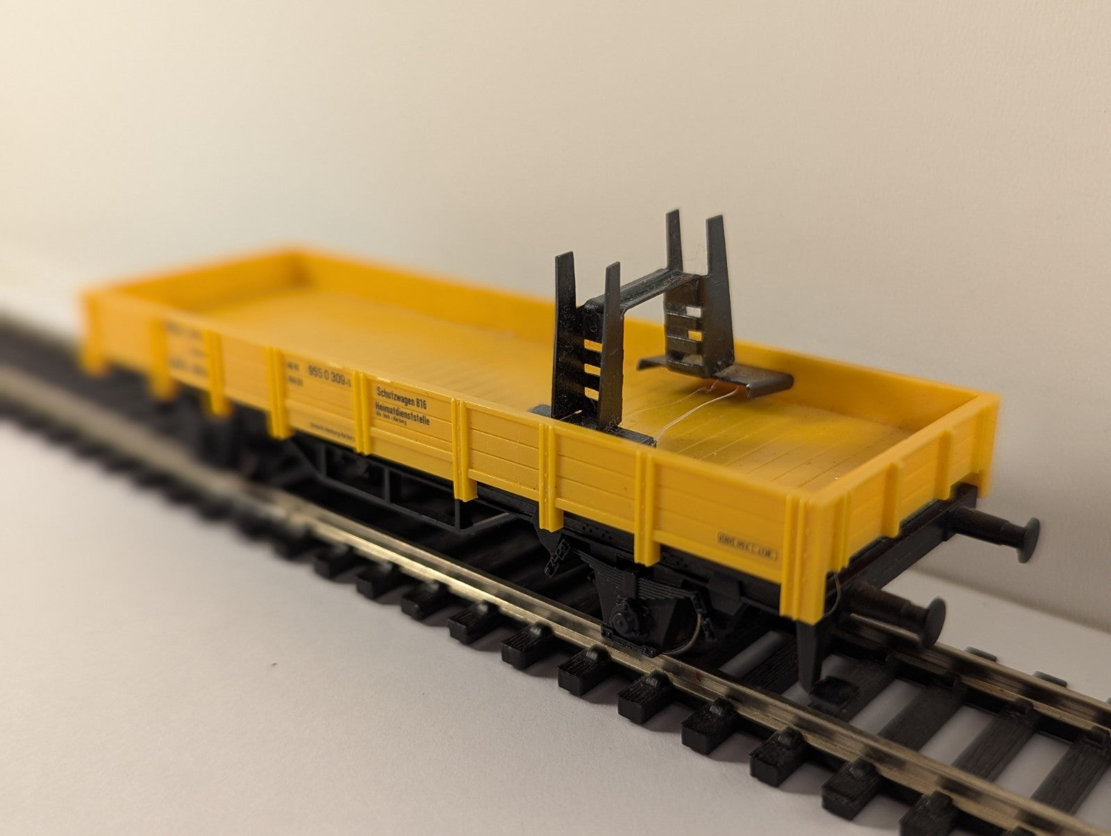 Märklin HO Gauge Low Side Maintenance Wagon – Missing Coupler on one side