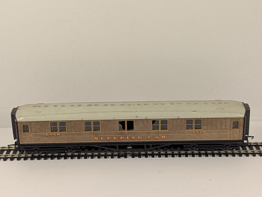 Hornby OO Gauge LNER Sleeping Car Passenger Coach 1316 LNER Teak R4180