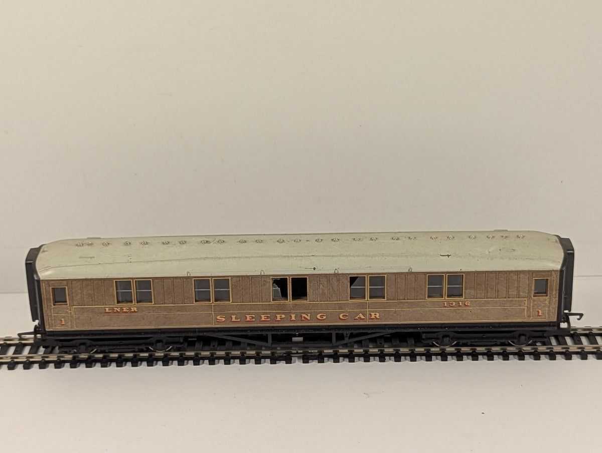 Hornby OO Gauge LNER Sleeping Car Passenger Coach 1316 LNER Teak R4180