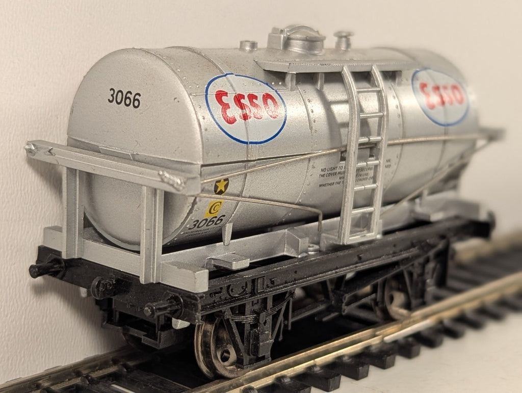Dapol B134 OO Gauge Silver Esso 12 Ton Tanker Wagon Missing Buffers/Coupling