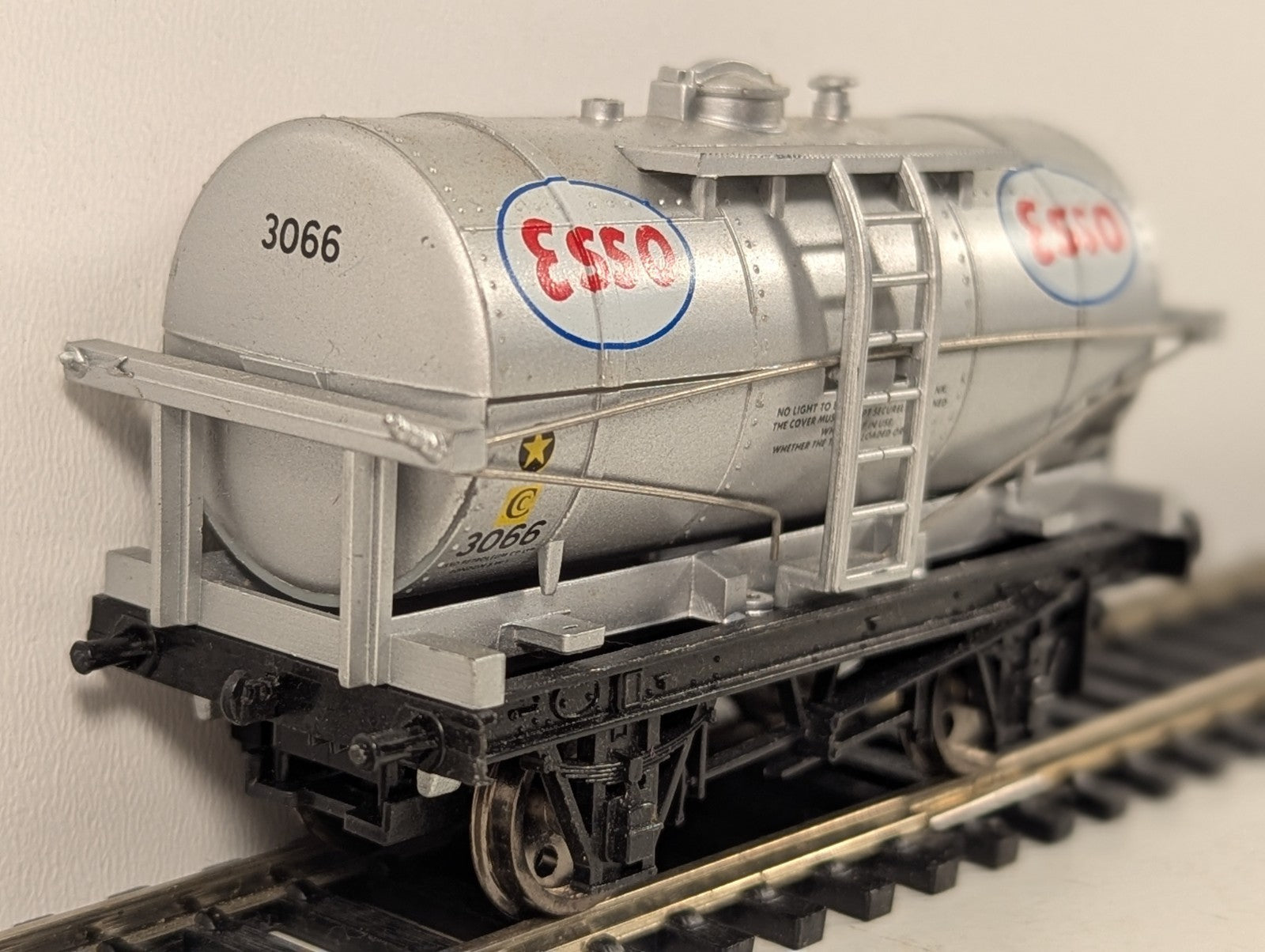 Dapol B134 OO Gauge Silver Esso 12 Ton Tanker Wagon Missing Buffers/Coupling