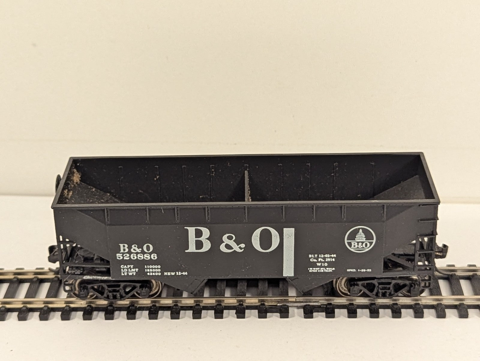 Athearn HO Gauge 34ft 2-Bay Flat-End Hopper (Offset with Square End)