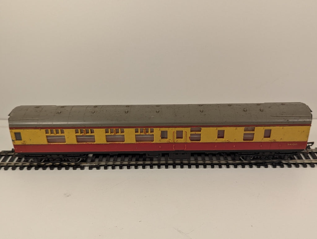 Hornby R928 BR Mk1 Composite Corridor Coach – Blood & Custard