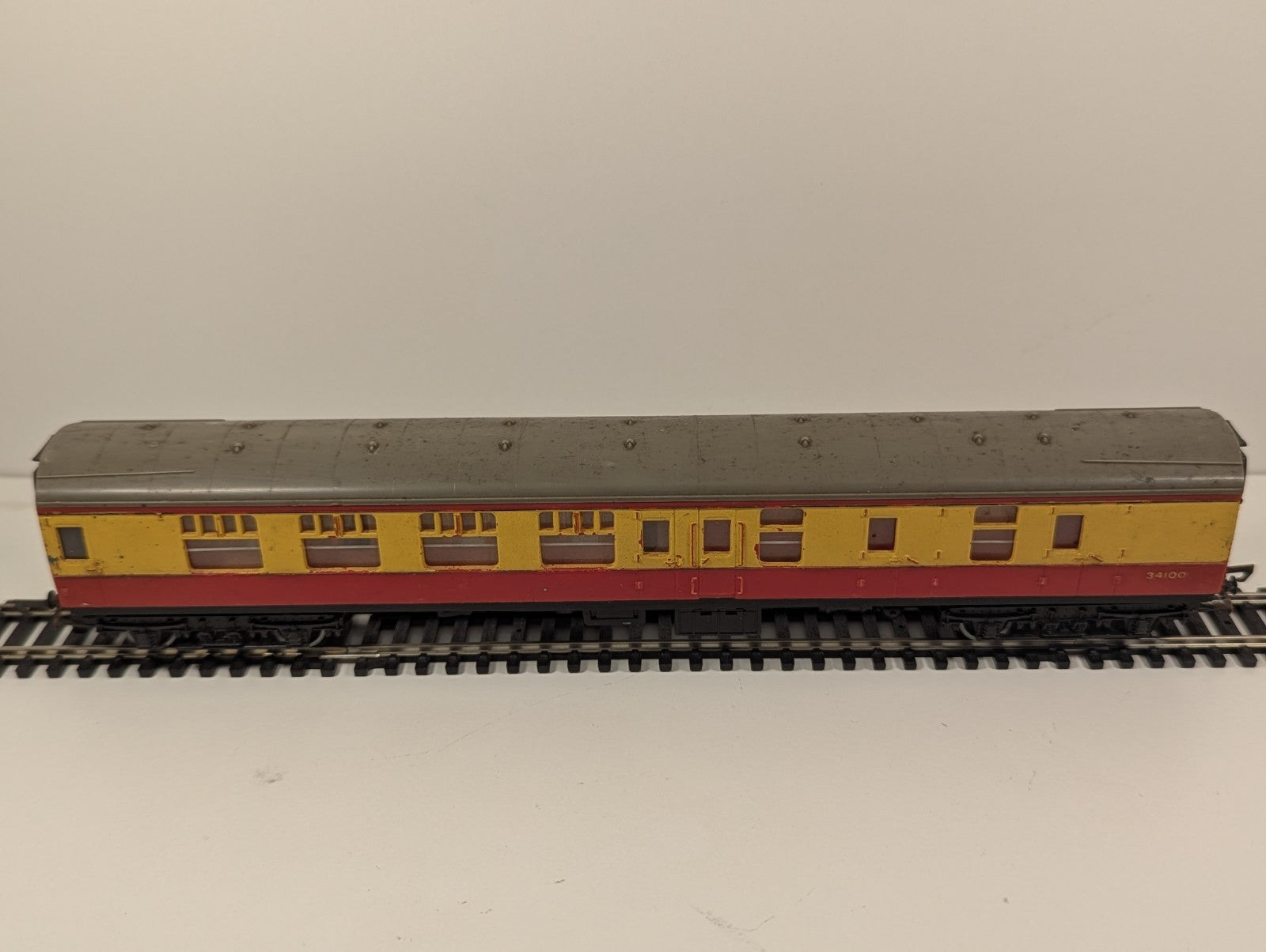 Hornby R928 BR Mk1 Composite Corridor Coach – Blood & Custard