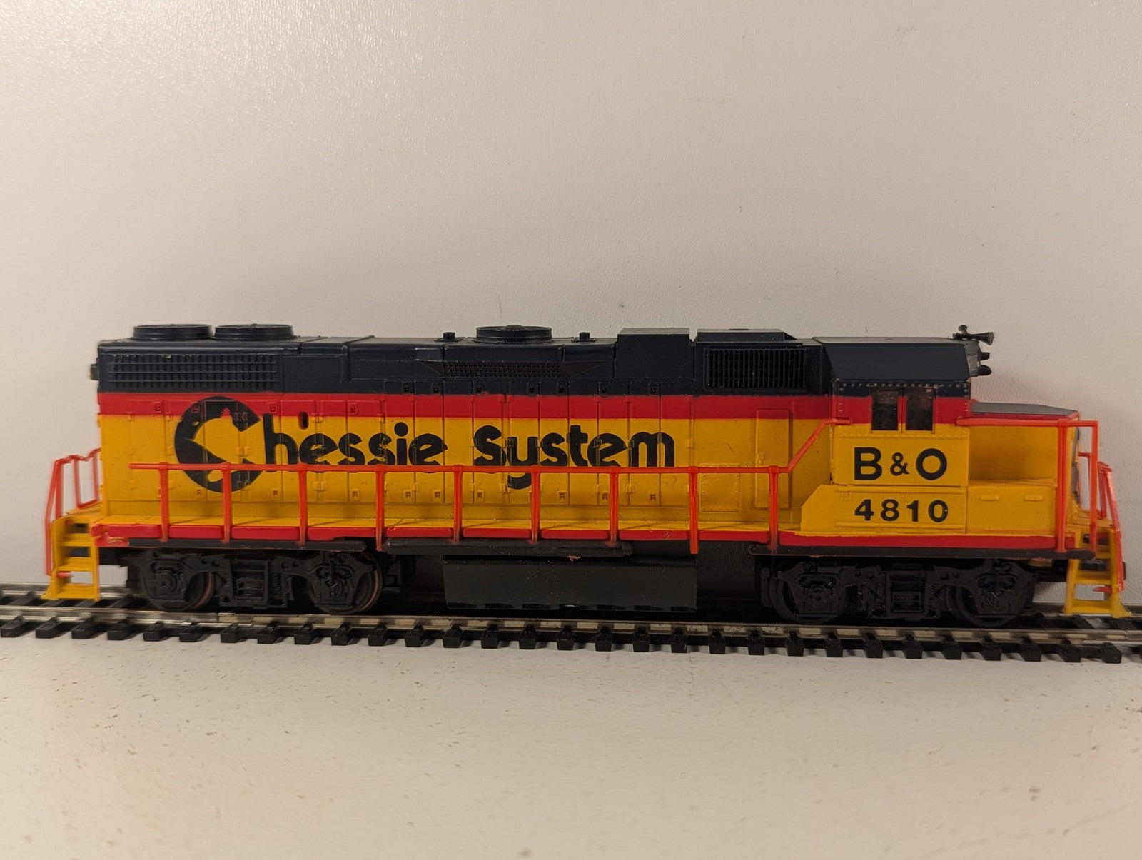 Life-Like HO Gauge GP38-2 Diesel Locomotive 4810 Chessie System (B&O)